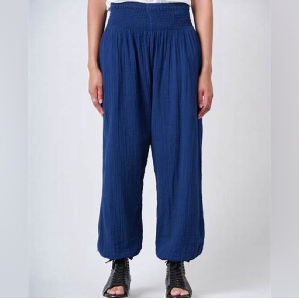 Suzi Kondi Button Cuff Harlem Pants
Gauze Navy Size Small NWT Originally $295